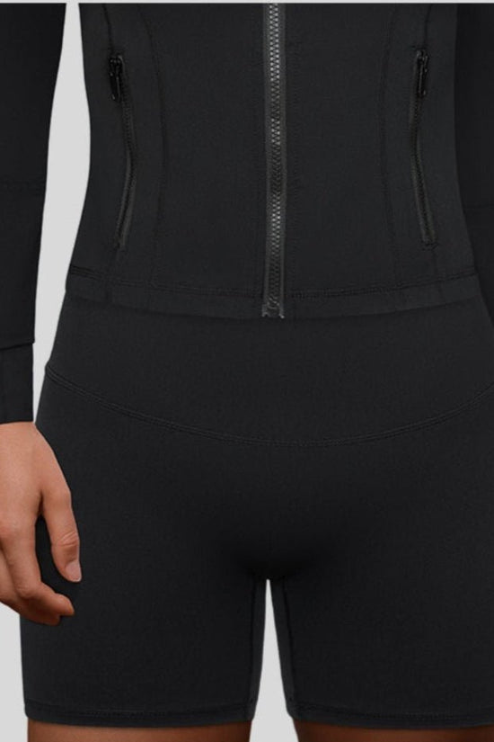 LE MOUVEMENT SHORTS - Jet Élevé