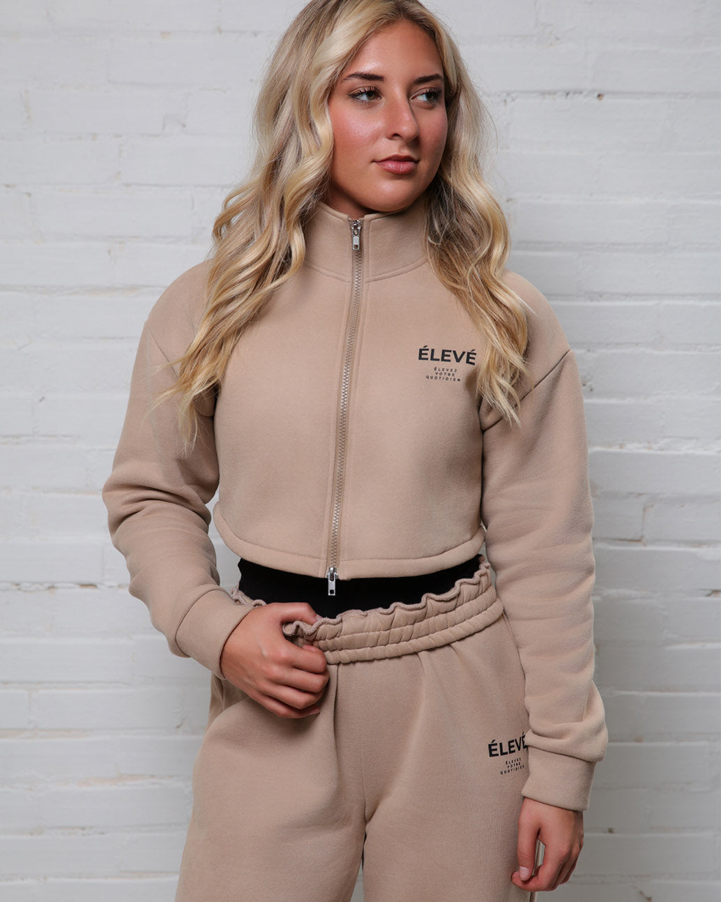 The Zipline Hoodie Zipline wide - leg sweatpants - Sandstone with black logo letters - Élevé